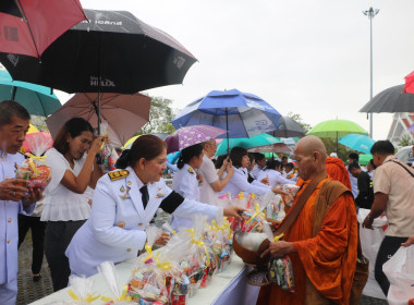 พิธีเจริญพระพุทธมนต์และทำบุญตักบาตรถวายพระราชกุศล 5 ธันวาคม ... พารามิเตอร์รูปภาพ 3