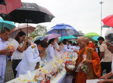 พิธีเจริญพระพุทธมนต์และทำบุญตักบาตรถวายพระราชกุศล 5 ธันวาคม ... พารามิเตอร์รูปภาพ 4