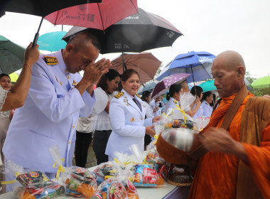 พิธีเจริญพระพุทธมนต์และทำบุญตักบาตรถวายพระราชกุศล 5 ธันวาคม ... พารามิเตอร์รูปภาพ 7
