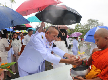 พิธีเจริญพระพุทธมนต์และทำบุญตักบาตรถวายพระราชกุศล 5 ธันวาคม ... พารามิเตอร์รูปภาพ 13